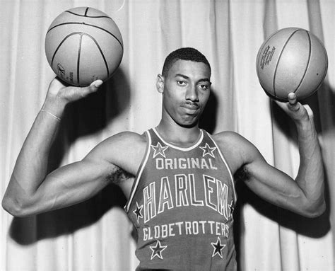 How old was wilt chamberlain when he retired - How many career points did Wilt Chamberlain score? 100 points. He played from 1959-1973 for 3 francises (Philadelphia/San Francisco Warriors, Philadelphia 76ers, LA Lakers) in the nba. One Saison as a Harlem Globetrotter (1958-1959).